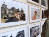 Una joven observa algunas de las fotografías de la exposición On the table. Ai Weiwei, con la que La Virreina Lab repasa la trayectoria de este artista disidente chino.