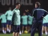 El Tata Martino y Messi dialogan en la etapa en la que coincidieron en el Barça.