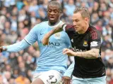 Yaya Touré, del Manchester City, pelea un balón con Matt Taylor, del West Ham.