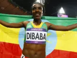 La atleta etíope Tirunesh Dibaba celebra su victoria en la final de los 10.000 metros en los Juegos Olímpicos de Londres 2012.
