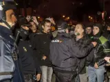 Enfrentameintos con la Policía tras la manifestación celebrada esta noche en la que alrededor de medio centenar de personas han cortado parte de la calle Vitoria, la arteria principal de Burgos, para protestar por las obras que está realizando el Ayuntamiento en la Plaza de Toros.