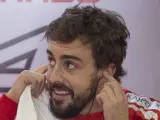 El piloto Fernando Alonso se tapa los oídos durante los libres del Gran Premio de Brasil.