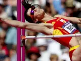 La atleta española Ruth Beitia durante su participación en el salto de altura.