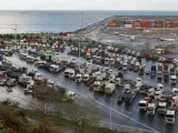 Decenas de camiones permanecen parados en el Puerto Autónomo de Bilbao con motivo de la huelga indefinida iniciada por los camioneros autónomos que trabajan en el Puerto de Bilbao como medida de presión para lograr plasmar por escrito los acuerdos laborales verbales alcanzados con las operadoras de transporte y que, según los sindicatos, algunas de ellas incumplen.