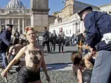 La policía arresta a activistas de la organización feminista Femen durante una protesta convocada en la Plaza de San Pedro del Vaticano.