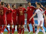 Los jugadores de la selección española celebran el segundo gol del combinado español, conseguido por Sergío Busquets (3d), durante el encuentro de clasificación para la Eurocopa 2016, que disputan frente a Bielorrusia en el estadio Nuevo Colombino de Huelva