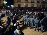 Disturbios entre agentes y antitaurinos durante la celebración del 'Toro Júbilo' en Medinaceli (Soria).