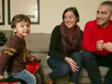 Carla y Ramón, con su hijo Ramón, que nació gracias a una madre gestante de EE UU.