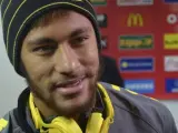 El delantero brasileño Neymar da Silva realiza declaraciones a la prensa.