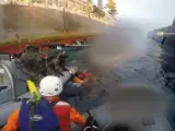 Imagen de vídeo facilitada por Greenpeace del momento en el que efectivos de la Armada rescatan a una activista de esta organización ecologista que cayó al agua en el archipiélago de Canarias tras ser embestida su lancha por otra de la Armada durante las protestas contra las prospecciones petrolíferas en la zona.