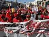 Los trabajadores afectados por Coca-Cola, en una protesta contra los despidos.