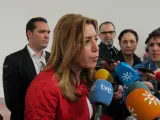 La presidenta de la Junta de Andalucía, Susana Díaz, atiende a los periodistas.