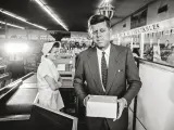 JFK, presentado como una persona normal, sale de un supermercado en Virginia Occidental