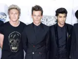 One Direction en la ceremonia de los American Music Awards, donde ganaron tres galardones: Artista del año, Banda Favorita de pop-rock y Álbum Favorito de pop-rock.