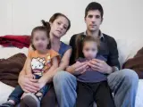 Paula, junto a su pareja y sus hijas, denuncia la falta de ayudas públicas para obtener una vivienda social.