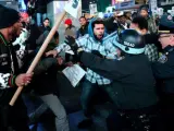 Unos manifestantes se enfrentan con la Policía en Times Square. en Nueva York.