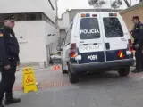 Un furgón de la Policía Nacional que ha trasladado a uno de los sacerdotes detenidos, a la llegada a las dependencias judiciales de Granada.