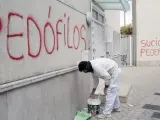 Pintadas con acusaciones de pedófilos en una parroquia de Granada.