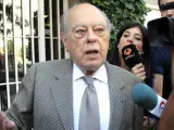 El expresidente de la Generalitat Jordi Pujol sale de su casa, después de que el martes comunicara que no comparecerá en el Parlament antes del próximo día 22, lo que hizo que todos los grupos de la cámara catalana, excepto CiU, anunciaran su intención de pedir este miércoles que se constituya una comisión de investigación sobre el caso Pujol.