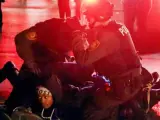 La Policía detiene a un manifestante mientras intenta dispersar las protestas en Ferguson, Misuri (Estados Unidos).