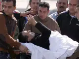 Mubarak, transportado en camilla de un helicóptero a la ambulancia que le llevaría minutos después a escuchar el veredicto que le exculpado de las muertes de la 'primavera' egipcia en 2011.