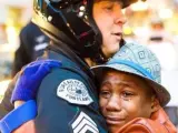 La fotografía del abrazo entre un policía blanco y un adolescente negro durante una marcha de protesta en Portland.