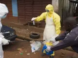 Trabajadores sanitarios toman una muestra de una persona que podría tener ébola.