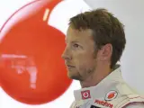 El piloto ingles de McLaren, Jenson Button, en su garaje.