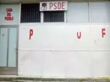 La sede del PSOE en Arenas (Ávila) con siglas arrancadas