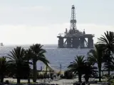 La plataforma GSF Arctic I pasa junto al parque marítimo César Manrique en dirección al puerto de Santa Cruz de Tenerife. El Gobierno de España ha autorizado recientemente las prospecciones petrolíferas en aguas de Canarias.