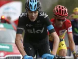 El ciclista británico Chris Froome marca el ritmo, perseguido por Alberto Contador, durante una de las etapas de montaña de la Vuelta 2014.