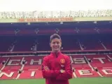 El jugador posa en el estadio de Old Trafford después de confirmarse su fichaje por cuatro temporadas con el Manchester United.