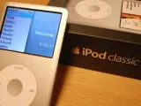 Imagen de un iPod Classic con su caja.