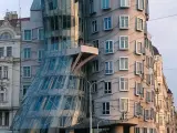 'Casa Danzante' (1992-96), proyecto de Gehry en colaboración con el arquitecto checo-croata Vlado Milunic y al que el arquitecto canadiense apodó 'Fred y Ginger' en referencia la pareja de bailarines compuesta por Fred Astaire y Ginger Rogers