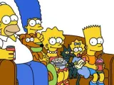 La familia Simpson, al completo: Homer, Marge, Lisa, Maggie y Bart, además del perro Pequeño Ayudante de Santa Claus y el gato Bola de Nieve.