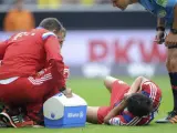 Javi Martínez, recibiendo asistencia médica durante el partido de la Supercopa que su equipo, el Bayern, ha perdido contra el Borussia.