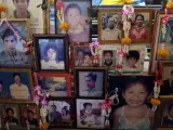 Retratos de algunas de las víctimas del tsunami son mostradas durante la ceremonia religiosa celebrada en Phang Nga (Tailandia) cuando se cumplen diez años del desastre natural que mató a más de 230.000 personas.
