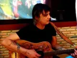 El cantante británico Pete Doherty, tocando la guitarra durante su rehabilitación en Tailandia.