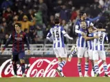 Los jugadores de la Real Sociedad celebran el gol marcado en propia puerta por el defensa del FC Barcelona Jordi Alba, durante el partido de la decimo séptima jornada de Liga de Primera División