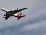 Imagen de un avi&oacute;n de la aerol&iacute;nea Qantas despegando en el aeropuerto de S&iacute;dney.