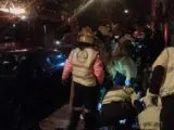 Los servicios de Emergencia atienden a una de las víctimas del incendio en Puente de Vallecas.
