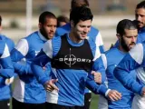 El delantero Javi Guerra, en el centro, afronta su primer entrenamiento como nuevo jugador del Málaga Club de Fútbol.