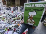 Un hombre sostiene una publicación del semanario satírico 'Charlie Hebdo' tras el atentado.