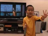 El niño chino de 4 años que imita a Bruce Lee triunfa en Internet.