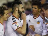 El delantero del Valencia Álvaro Negredo (2i) celebra con sus compañeros el gol marcado al Almería.