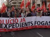 Decenas de personas protestan por los retrasos del Fogasa a la hora de abonar las indemnizaciones por despido.