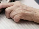 Detalle de la mano de una anciana.