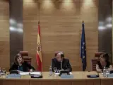 La vicepresidenta del Gobierno, Soraya Sáenz de Santamaría (i), junto al presidente del Senado, Pío García Escudero (c), y la presidenta de la presidenta del Consejo de la Transparencia, Esther Arizmendi, en el acto del Senado.