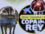 El trofeo y el logo de la Copa del Rey, fotografiados en el Gran Canaria Arena, donde se efectuó el sorteo de la 79 edición de la Copa del Rey de Baloncesto.