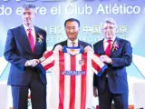 Miguel Angel Gil Marín y Enrique Cerezo posando con Wang Jianlin en la presentación del acuerdo entre Atlético de Madrid y el empresario chino